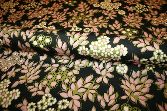Italiensk viskose med blomsterprint i rosa, creme og grønne nuancer på sort bund