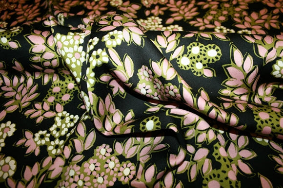Detaljebillede af “Fiore di Como” viskose med blomster og grønne blade på sort baggrund