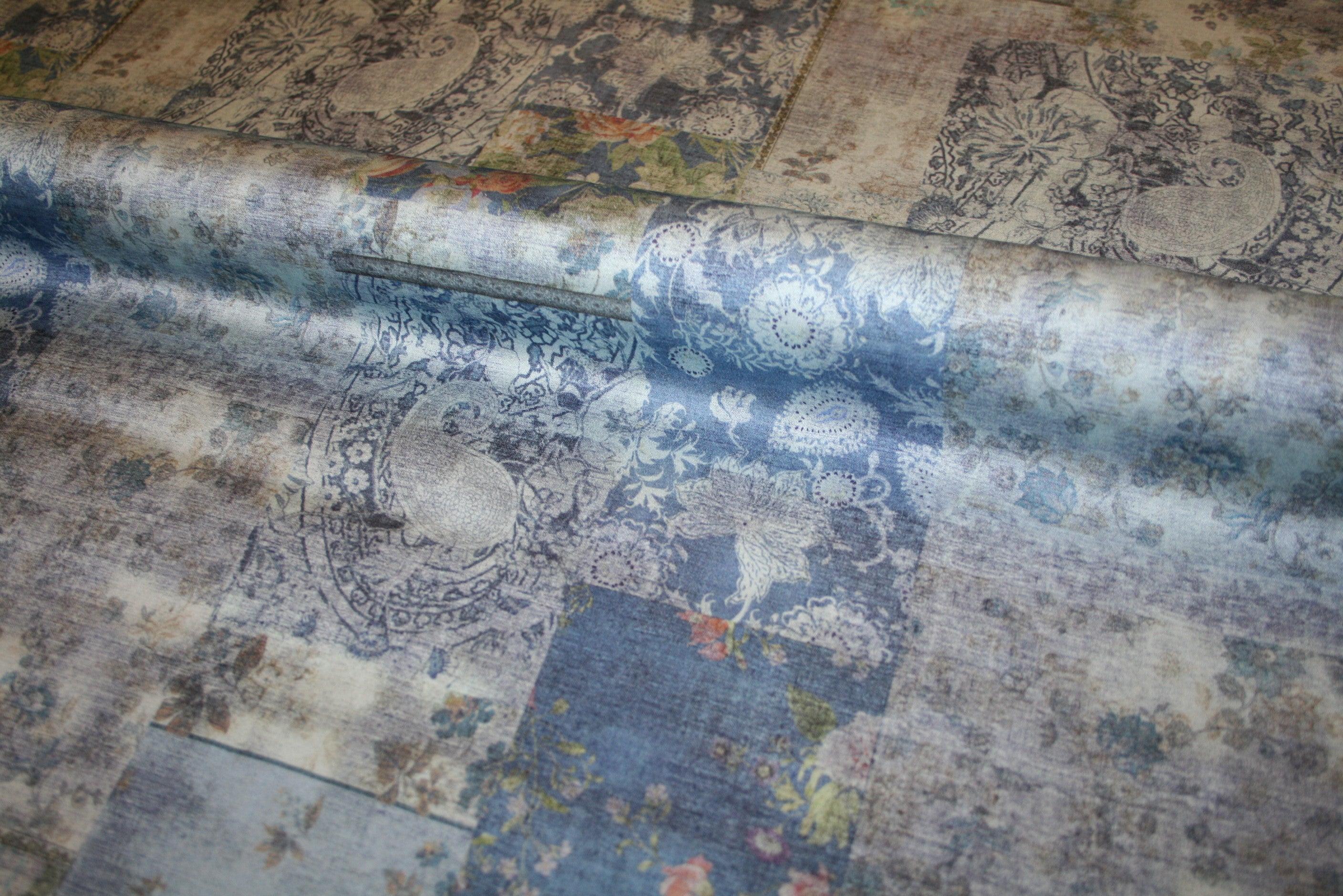 Nostalgia Vintage – satinvævet viskose med vintage patchworkprint