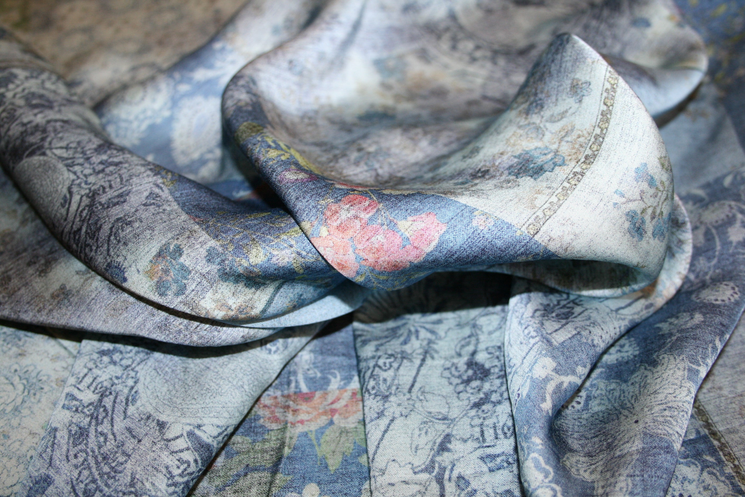 Nostalgia Vintage – satinvævet viskose med vintage patchworkprint