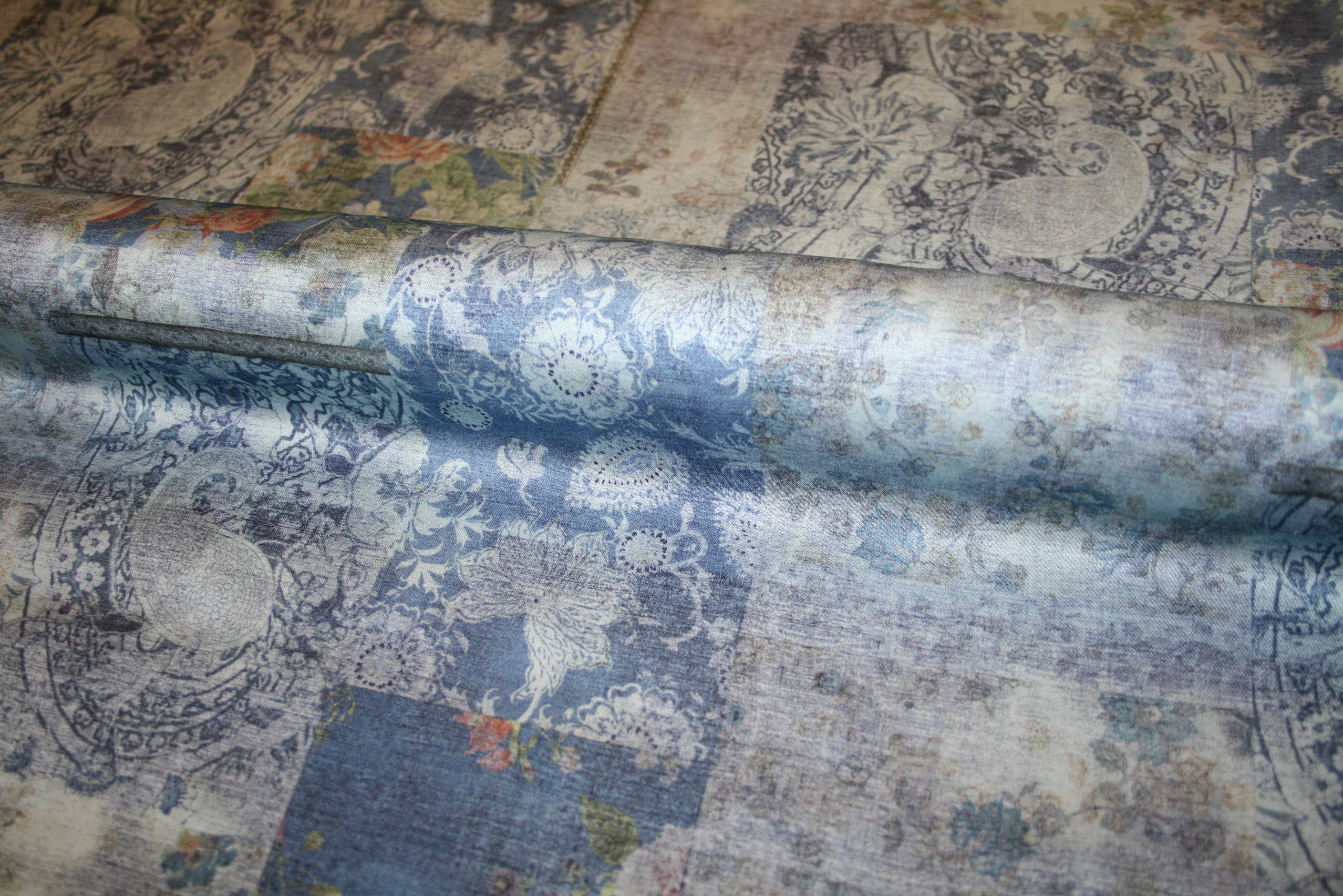 Nostalgia Vintage – satinvævet viskose med vintage patchworkprint