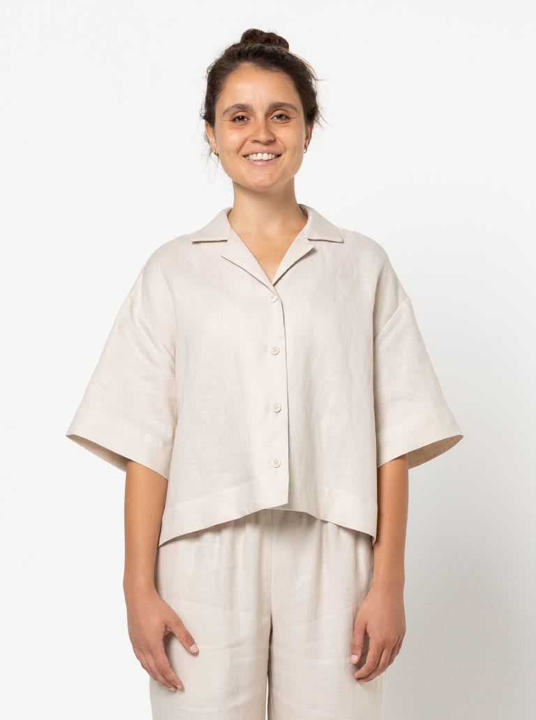 Albie Woven Shirt fra Style Arc set forfra med knaplukning, åben skjortekrave og kort rummelig pasform