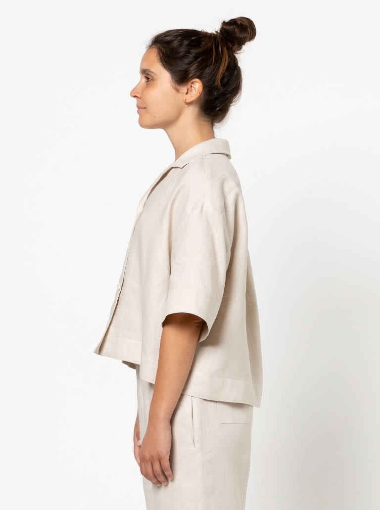 Albie Woven Shirt fra Style Arc set fra siden med sænket skulder, albuelange ærmer og boxy silhuet