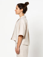 Albie Woven Shirt fra Style Arc set fra siden med sænket skulder, albuelange ærmer og boxy silhuet