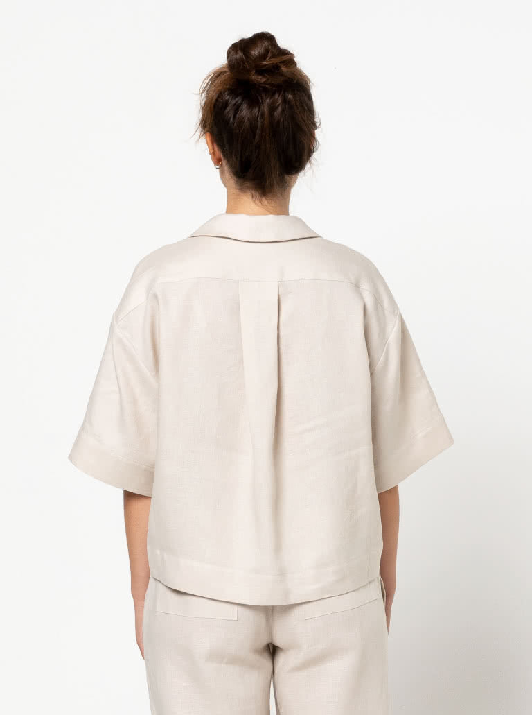 Albie Woven Shirt fra Style Arc set bagfra med kort længde, løs pasform og enkel skjortekonstruktion