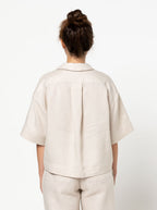 Albie Woven Shirt fra Style Arc set bagfra med kort længde, løs pasform og enkel skjortekonstruktion