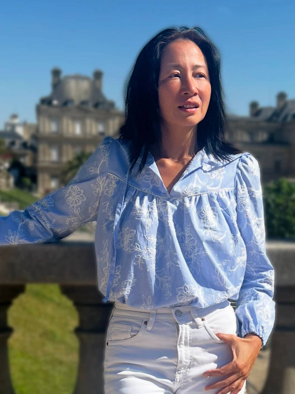 Carla - bomuldsstof med striber og blomsterbroderi