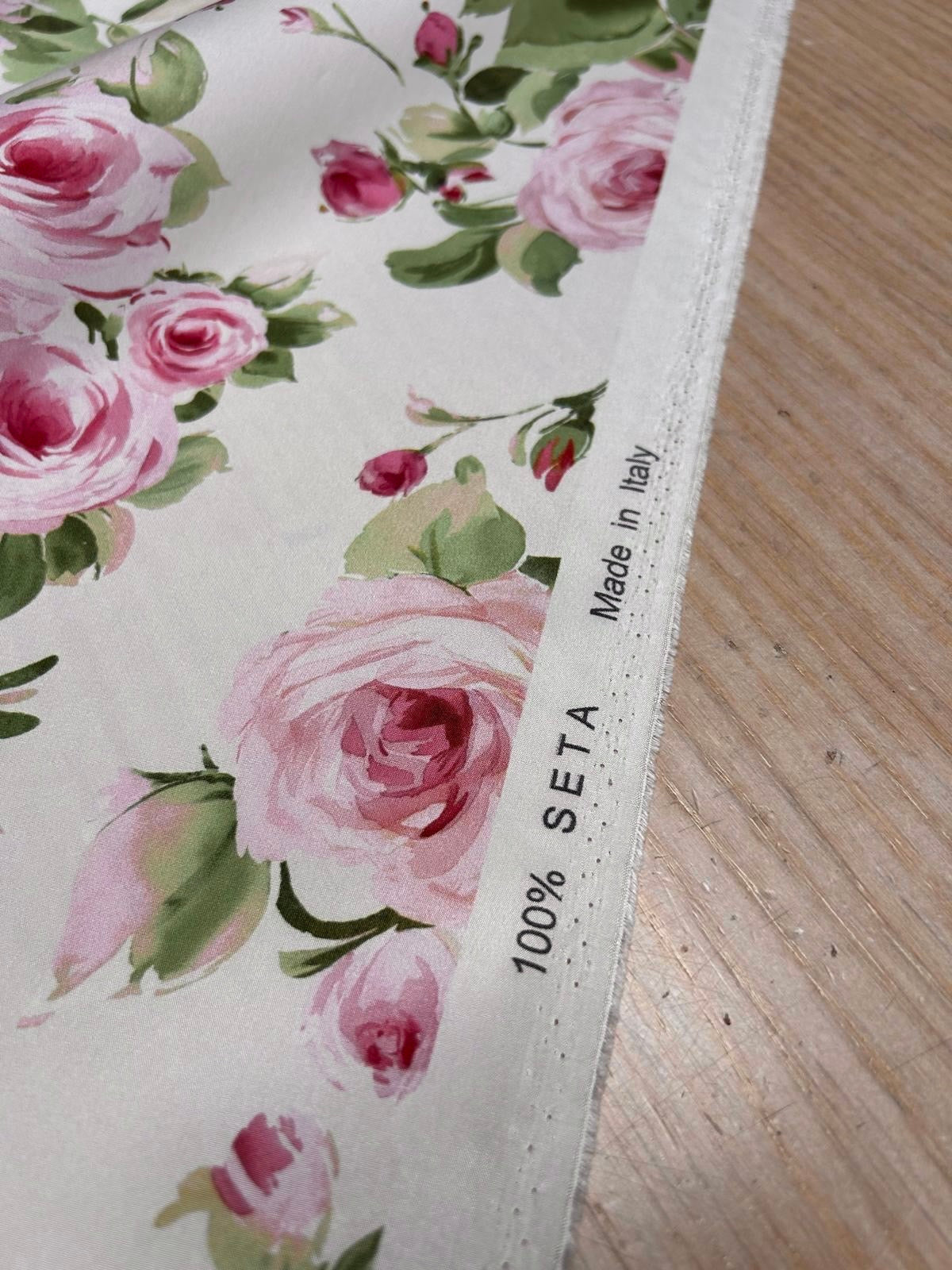 Rosabella - silke satin med rosenprint