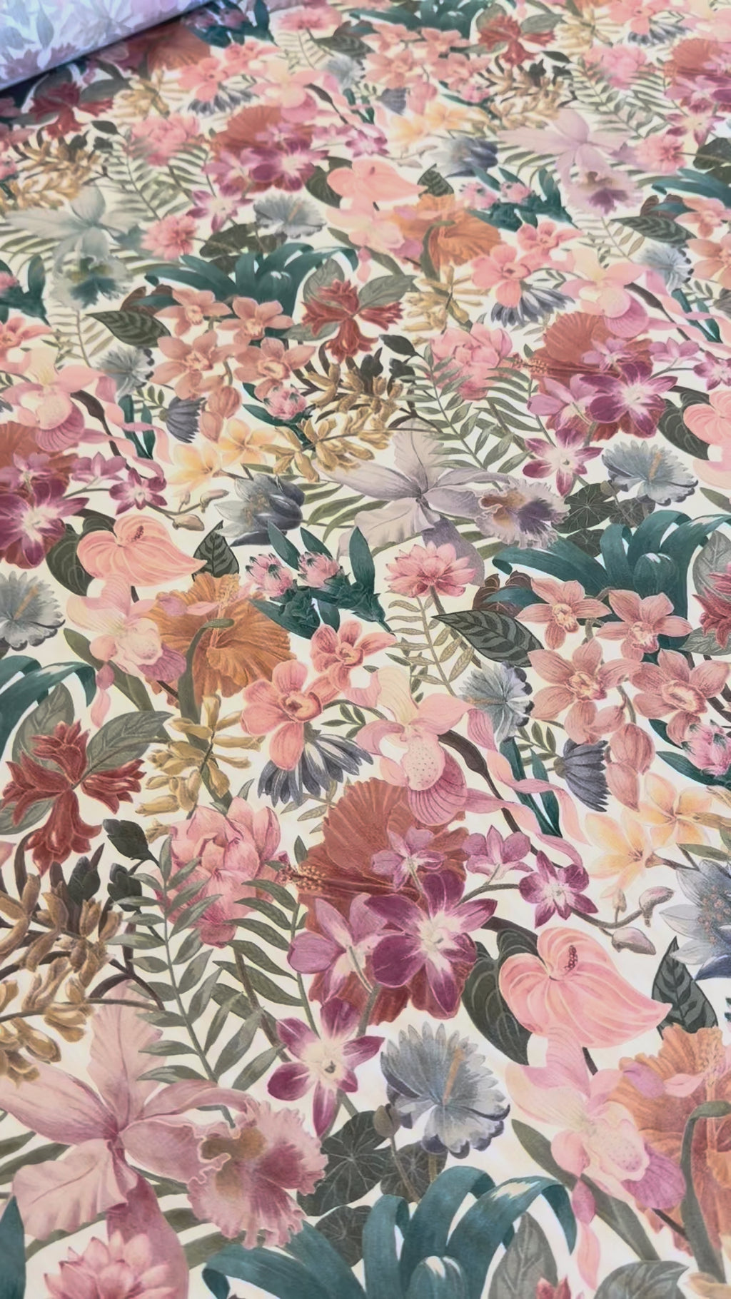 Video af Liberty Tana Lawn i 100% bomuld med jungleinspireret blomster- og bladmotiv