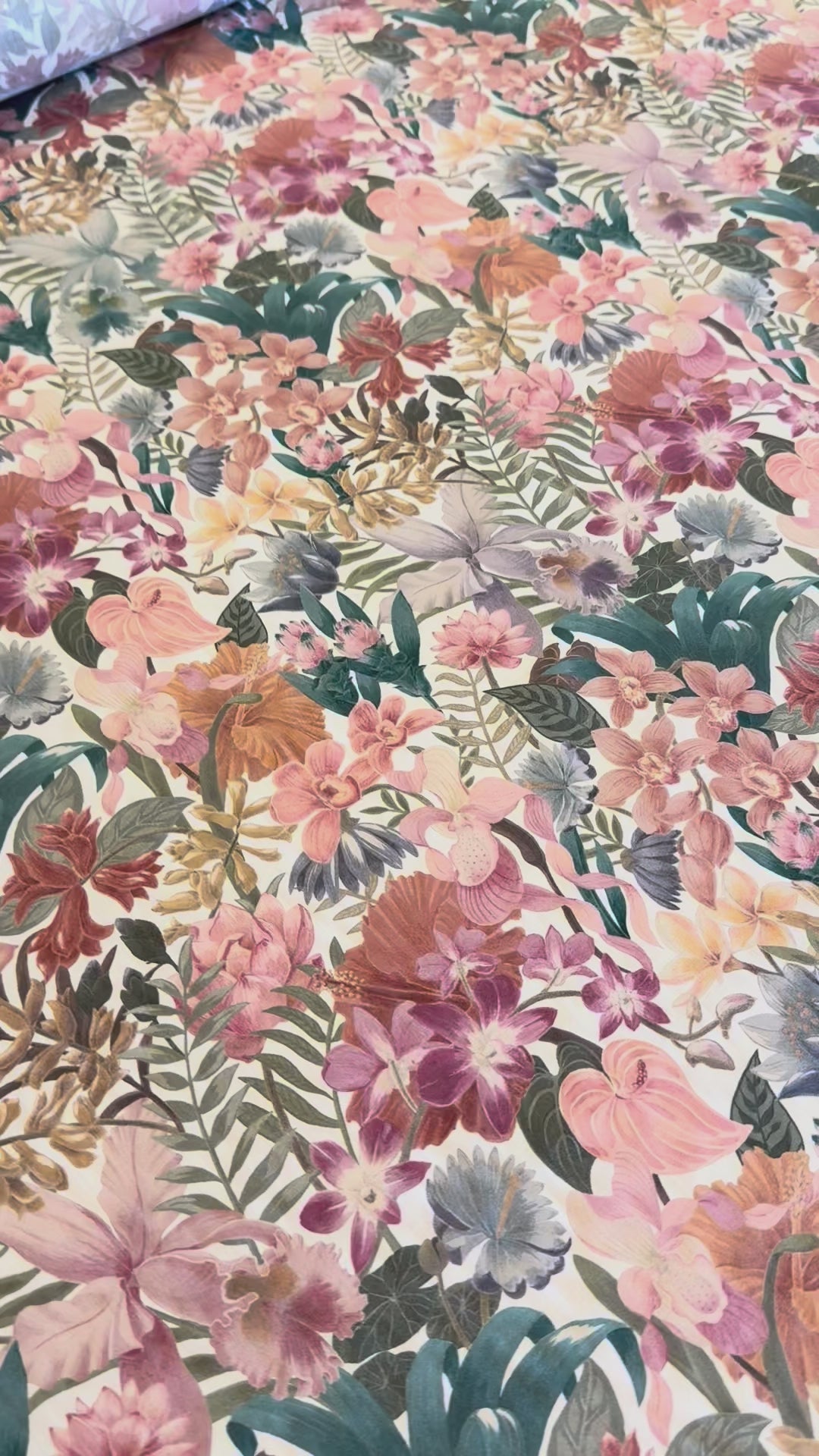 Video af Liberty Tana Lawn i 100% bomuld med jungleinspireret blomster- og bladmotiv