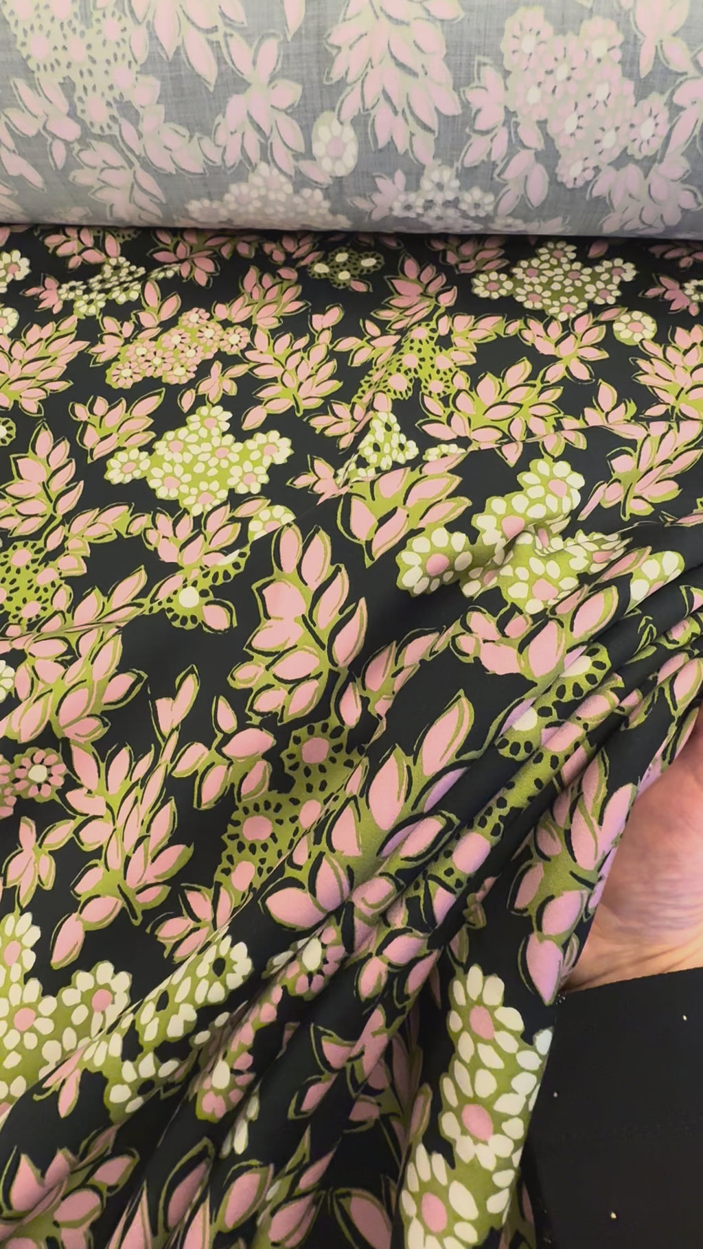 Video af viskosestof med feminint blomsterprint på mørk bund til kjoler, skjorter og bluser