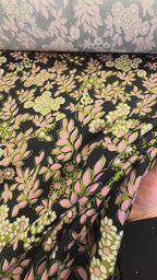 Video af viskosestof med feminint blomsterprint på mørk bund til kjoler, skjorter og bluser