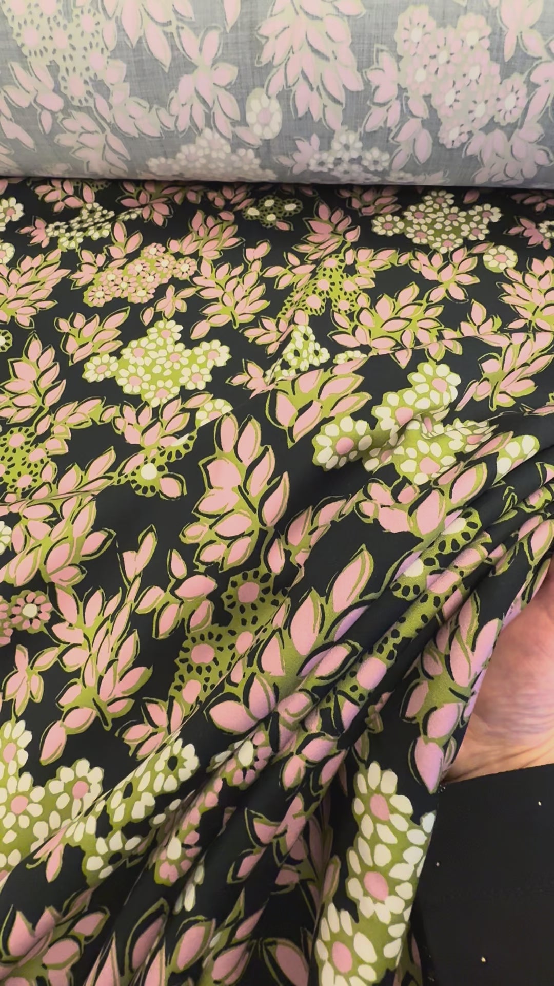Video af viskosestof med feminint blomsterprint på mørk bund til kjoler, skjorter og bluser