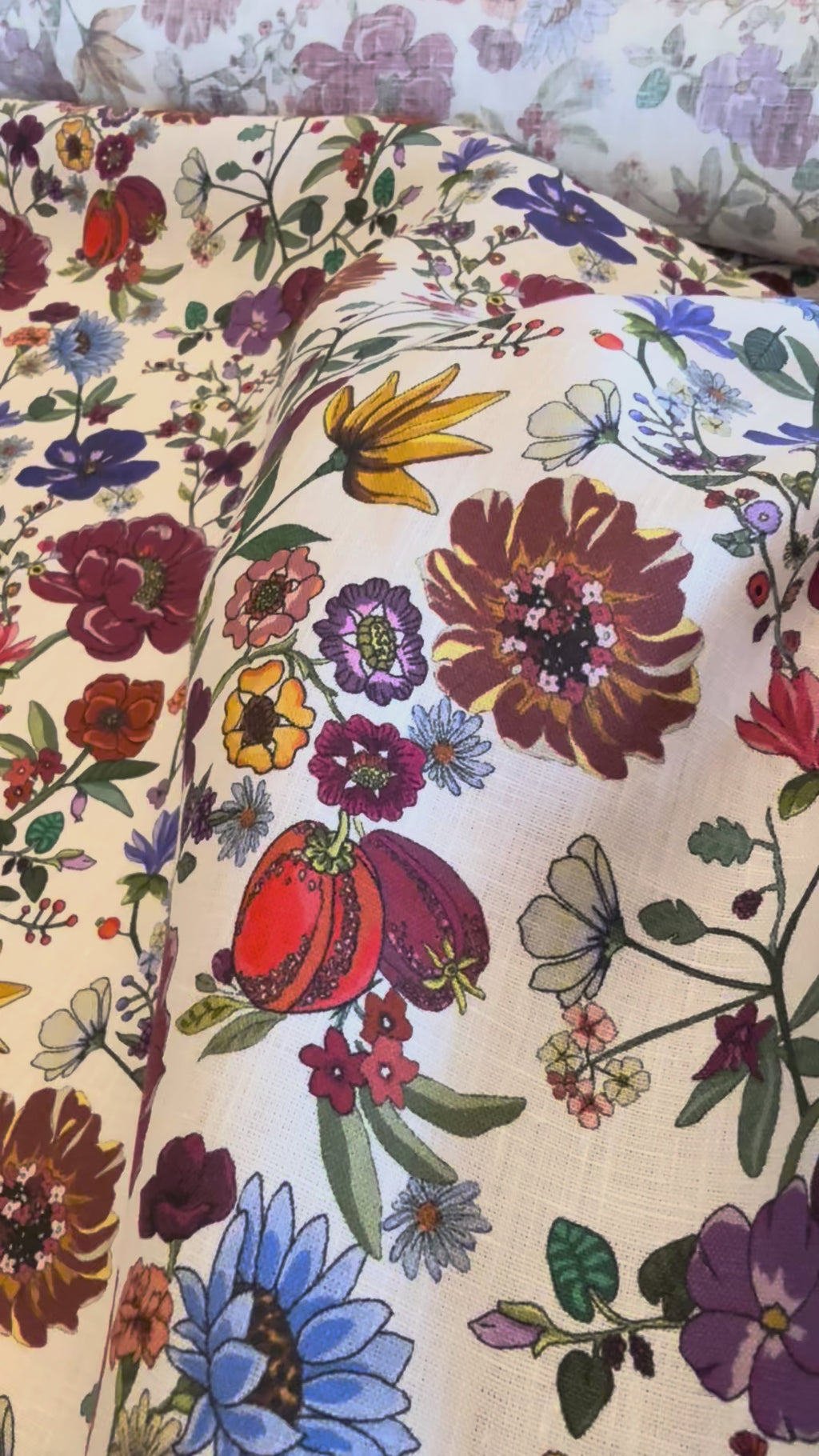 VIdeo af “Prato Incantato” hør med organiske blomster og blade i varme og kølige nuancer