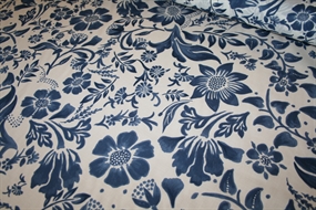 Bomulds batist med indigo blåt blomsterprint