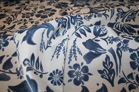 Bomulds batist med indigo blåt blomsterprint