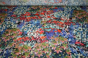 Viscose crepe med farvestrålende blomster