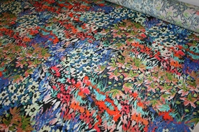 Viscose crepe med farvestrålende blomster