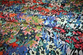 Viscose crepe med farvestrålende blomster