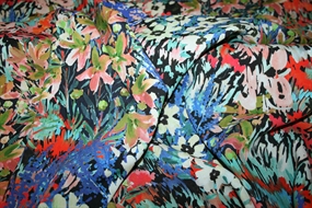 Viscose crepe med farvestrålende blomster