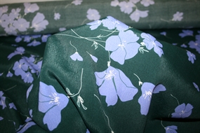 Flaskegrøn viscose crepe med lilla blomster